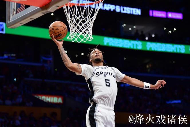 卡斯尔篮板反击一条龙 旋转上篮得手