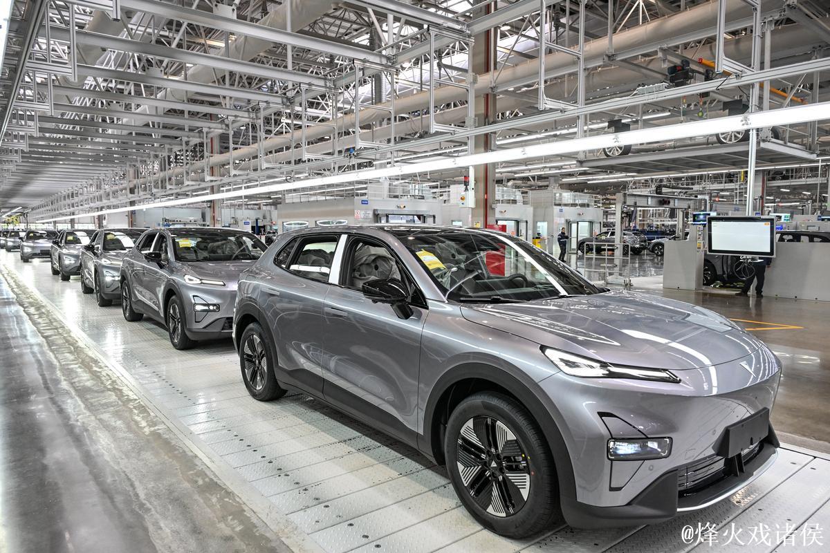 工业互联网赋能汽车新工厂——数智化干出精细活(新春走基层·探访新质生产力) 工业互联网赋能汽车新工厂——数智化干出精细活(新春走基层·探访新质生产力)